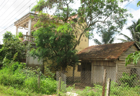 Căn nhà của gia đình bà Đào Thị Lương sắp đổ mà không được phép xây mới, và kế bên là căn nhà 2 tầng  của hộ ông Phan Mạnh Cường (xây trên đất UBND xã Ea Păl thu hồi trái phép của bà Lương).  