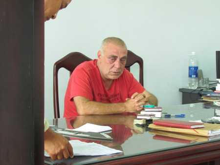 Đối tượng Korneev Valentin Nilolov (áo đỏ) cùng tang vật Đối tượng Korneev Valentin Nilolov (áo đỏ) cùng tang vật