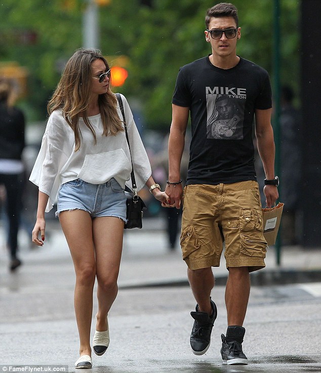 Ozil mang cô bạn gái Mandy Capristo cùng tới London 