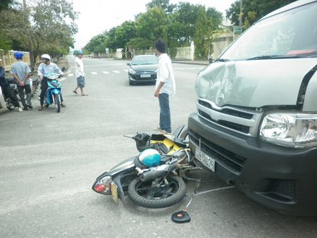 Sau khi gây tai nạn, xe máy bị xe ô tô kéo lê đoạn dài