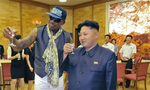 Ngôi sao bóng rổ Dennis Rodman cùng nâng ly với nhà lãnh đạo Triều Tiên trong chuyến thăm Bình Nhưỡng tuần trước. Ảnh: Guardian