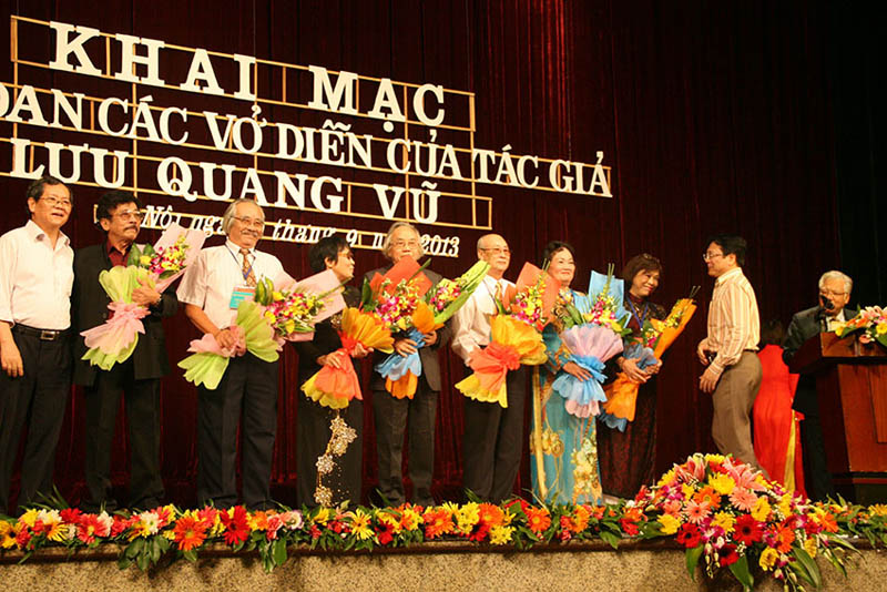 Ban giám khảo nhận hoa từ Thứ trưởng Bộ văn hóa Vương Duy Biên