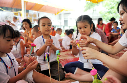 Các trẻ em thích thú với trò chơi dân gian nặn tò he. Ảnh minh họa