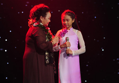 NSND Ngọc Giàu bất ngờ xuất hiện trong màn solo của Phương Mỹ Chi ở đêm chung kết. Cô bé vẫn trung thành với dòng dân ca nên không tạo được nhiều điểm nhấn so với hai cậu bé Quang Anh và Ngọc Duy ở đêm chung kết.