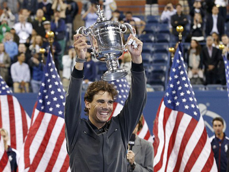 Nadal nâng cao chiếc cúp vô địch ở Mỹ Mở rộng 2013