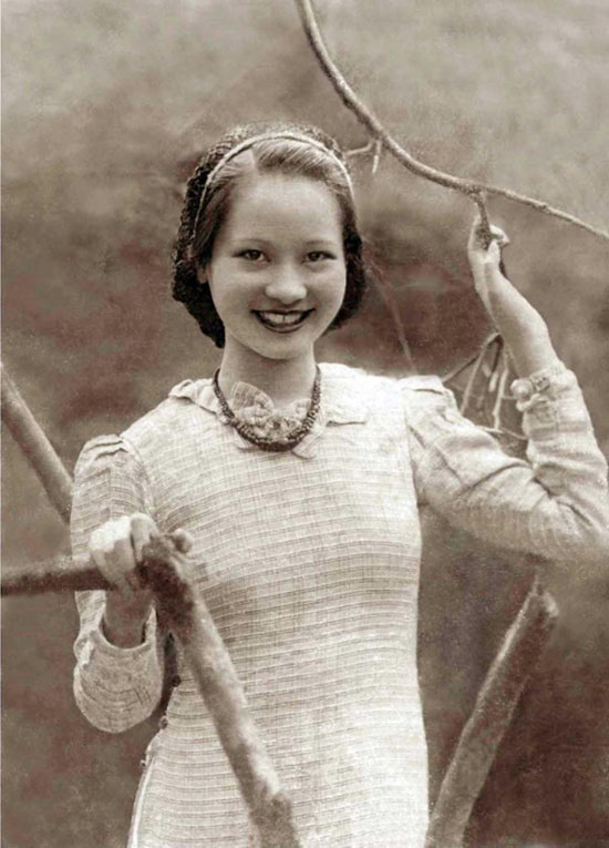 Vẻ duyên dáng của thiếu nữ Hà thành trong bộ áo dài tân thời vào thế kỷ 20.