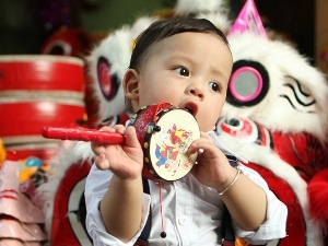 Một em bé say sưa với món đồ chơi trung thu truyền thống 