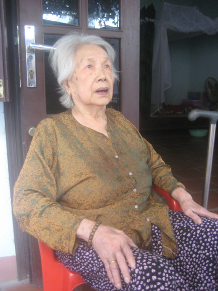 Bà Nguyễn Thị Sinh 84 tuổi chủ ngôi nhà.