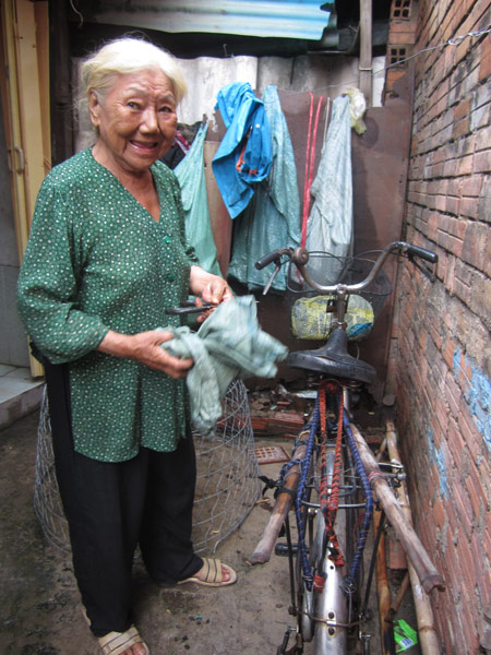 Bà Huệ với chiếc xe đạp cà tàng của mình