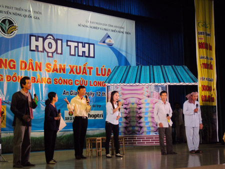 Phần thi sân khấu hoá của đội An Giang.