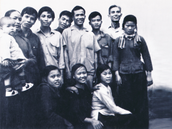 Đồng đội của bà Trần Thị Quảng ở cơ quan A53 năm 1972, ven sông Kraue Krmar (Campuchia)