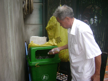Ông Tạ Đăng Phong rất hài lòng kể từ khi  sử dụng chế phẩm EM để  xử lý rác thải. 