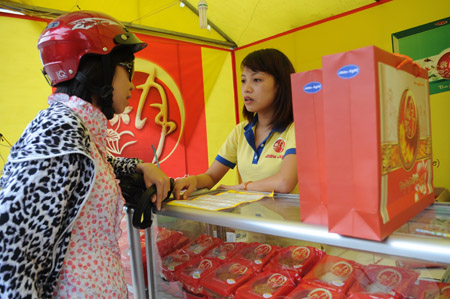 Khách hàng tìm hiểu sản phẩm tại một quầy bán bánh trung thu trên phố Giảng Võ, Hà Nội. 