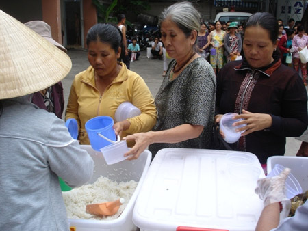 Đa số bệnh nhân nghèo vẫn chưa tiếp cận được chính sách hỗ trợ tiền đi lại, ăn cho bệnh nhân nghèo.