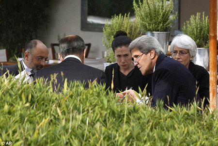 Ngoại trưởng Mỹ Kerry (phải) cùng Ngoại trưởng Nga và các phụ tá bàn về Syria bên bể bơi tại một khách sạn ở Geneva, Thụy Sĩ.   