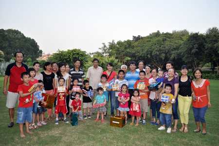 Đại sứ Nguyễn Thanh Tân tặng quà cho các em thiếu nhi