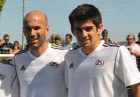 Hai cha con Zidane cùng hướng tới chiến thắng trên đất Thổ