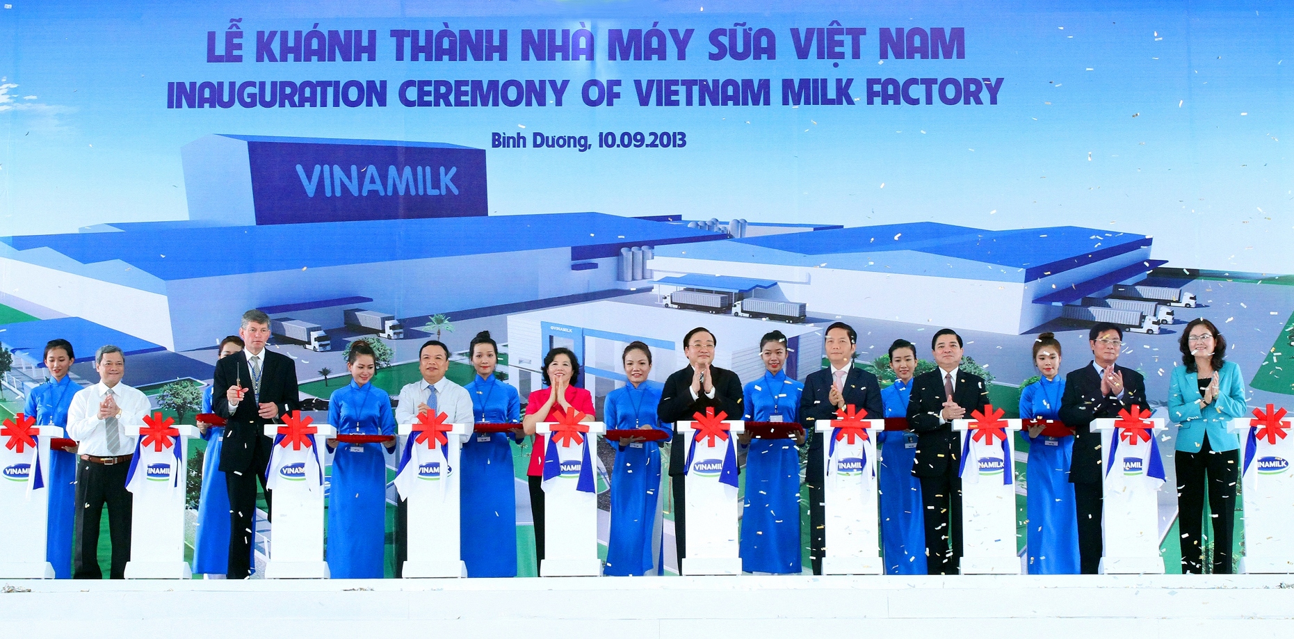 Phó Thủ tướng Hoàng Trung Hải cắt băng khánh thành Nhà máy sữa Việt Nam