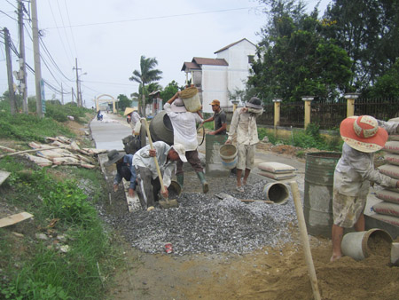 Làm đường giao thông tại thôn Phong Nam,  xã Hòa Châu, huyện Hòa Vang. 