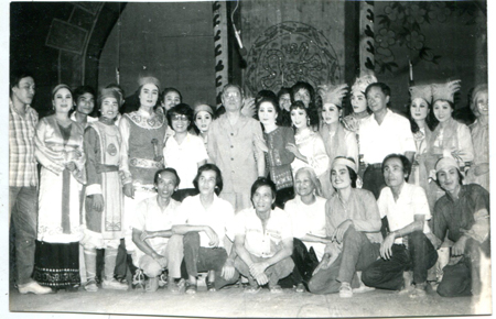 Tổng Bí thư Nguyễn Văn Linh đứng giữa cùng ĐD Phạm Thị Thành (đeo kính) tại Cung Việt Xô sau vở Ông vua hóa hổ. 