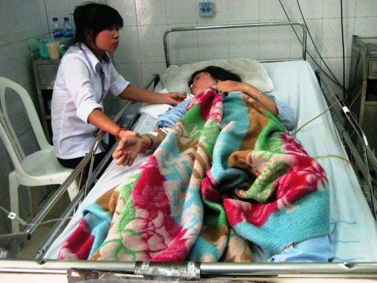  Em Viên Thị X. đang được điều trị tích cực tại khoa Hồi sức tích cực, bệnh viện Đa khoa tỉnh Thanh Hóa.