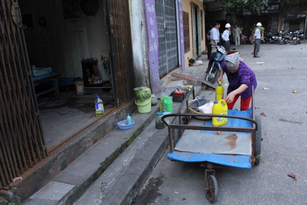 Các hộ dân sống cạnh TTTM Hải Dương di chuyển tài sản đến nơi an toàn.