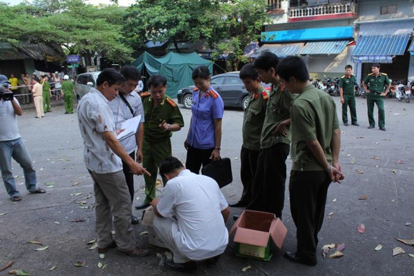 Lực lượng chức năng tiến hành khám nghiệm hiện trường.