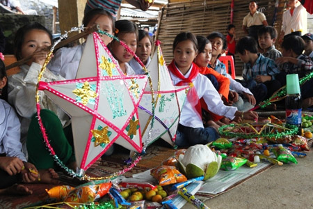 Trẻ em xã vùng cao Thành Công, Nguyên Bình, Cao Bằng, chơi đèn ông sao trong đêm Trung thu.