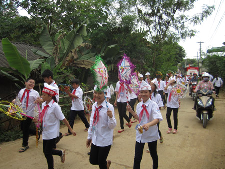 Học sinh Trường THCS Nguyễn Trãi, TP. Sơn La rước đèn trung thu (tự làm) và diễu hành, múa lân trên đường phố. 