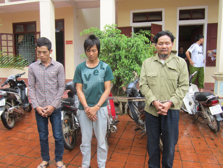Nguyễn Cảnh Hân (phải) cùng 2 “đệ tử” tại cơ quan điều tra.