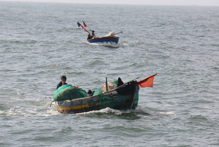 Ngư dân Bình Châu, huyện Bình Sơn  trên đường ra khơi.