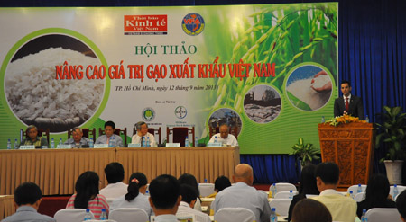 Ông Torsten Velden trình bày tham luận tại hội thảo. 