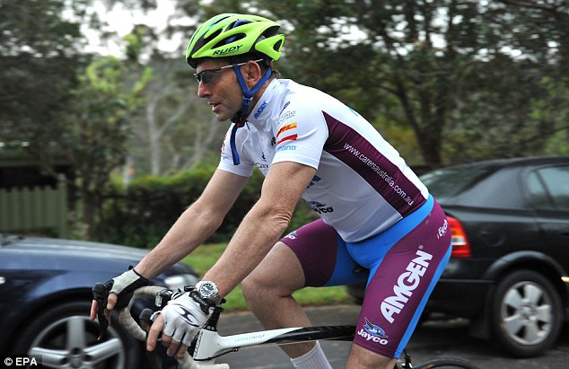 Cữ dượt xe đạp của ông Abbott khiến đội cận vệ bị xé phổi 