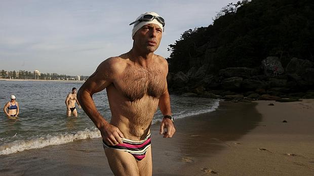 Ông Abbott từng mặc quần bơi đi tranh cử