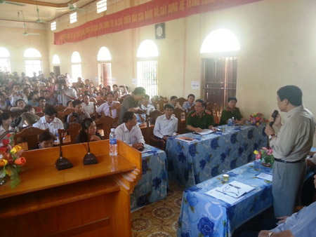 Hàng trăm người dân xã Yên Lâm đã đến hội trường xã để phản ánh vụ việc Nicotex với đoàn ĐBQH tỉnh Thanh Hóa vào ngày 21.9.