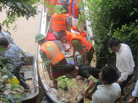  Đội Thợ lặn bắt đầu công việc.