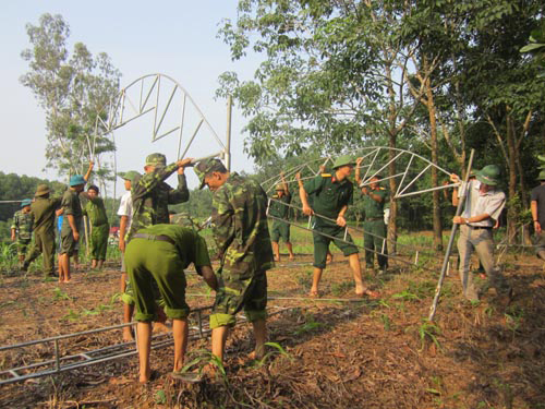 Lực lượng cứu hộ dựng rạp để đưa thi thể nạn nhân lên làm thủ tục.