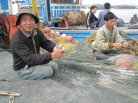 Sau mỗi chuyến đi biển, các thuyền viên tập trung khâu vá lưới  chuẩn bị cho chuyến tiếp theo.