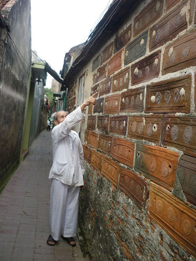 Làng gốm Thổ Hà xây nhà bằng tiểu sành và mật ong. 