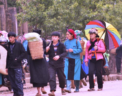 Phiên chợ là hoạt động nhộn nhịp nhất của người dân tộc vùng cao Hà Giang mỗi tuần.