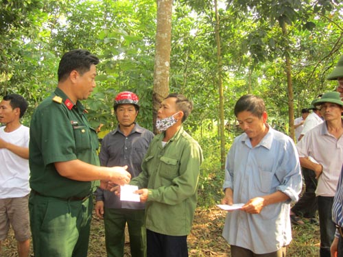 Thiếu tá Nguyễn Văn KHánh tiểu đoàn 93 bộ công binh ( thợ lặn) ủng hộ gia đình nạn nhân mỗi người chết 1 triệu đồng.
