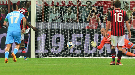 Pha đổ người cản phá thành công quả penalty từ Balotelli của Reina     