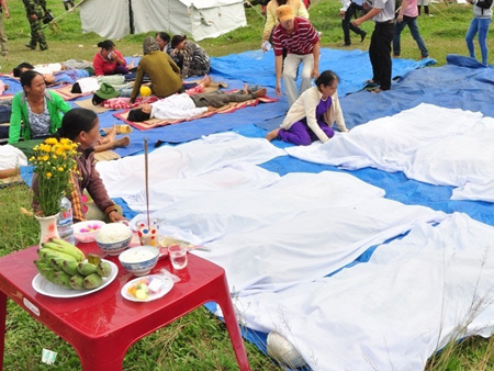 Diễn tập ứng phó động đất tại Bắc Trà My vào ngày 28.8, trong đó tình huấn giả định có người chết.