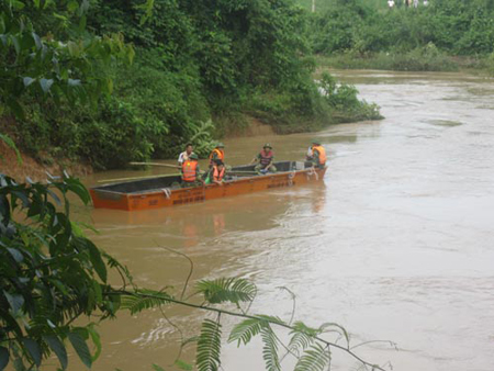 Lực lượng cứu hộ tìm kiểm thi thể cháu Hải.