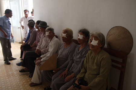 Người cao tuổi ở đảo Lý Sơn, Quảng Ngãi, được chữa trị bệnh về mắt.