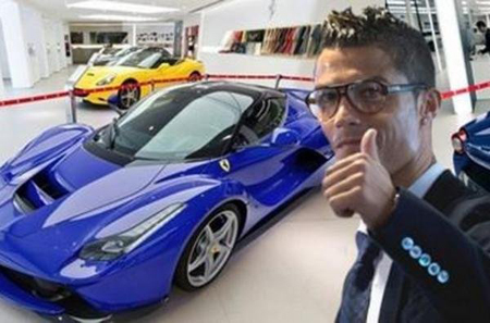 Ronaldo chào mừng hợp đồng mới bằng siêu xe LaFerrari