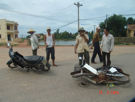 Một vụ tai nạn giao thông ở đường làng.