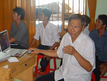 Ông Tống Hữu Châu (phải) tại một lớp dạy nghề nuôi cá cảnh.