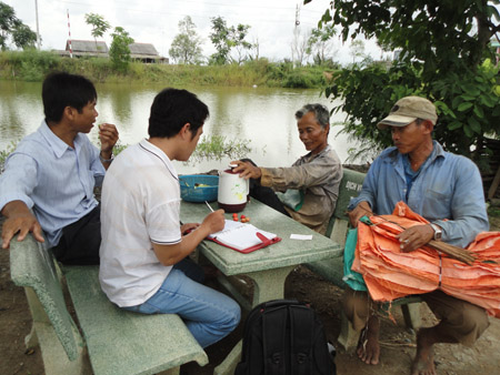 Nông dân xã Lý Nhơn trình bày hiệu quả của phương pháp phun xịt nấm xanh Metarhizium trên lúa cho phóng viên Báo NTNN.
