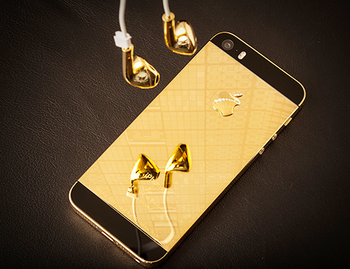 Đúng với tên gọi của mình iPhone 5S Glossy Gold có thể phẩn chiếu hình ảnh trên mặt sau máy.